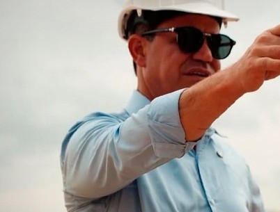 Dinho em visita a obra